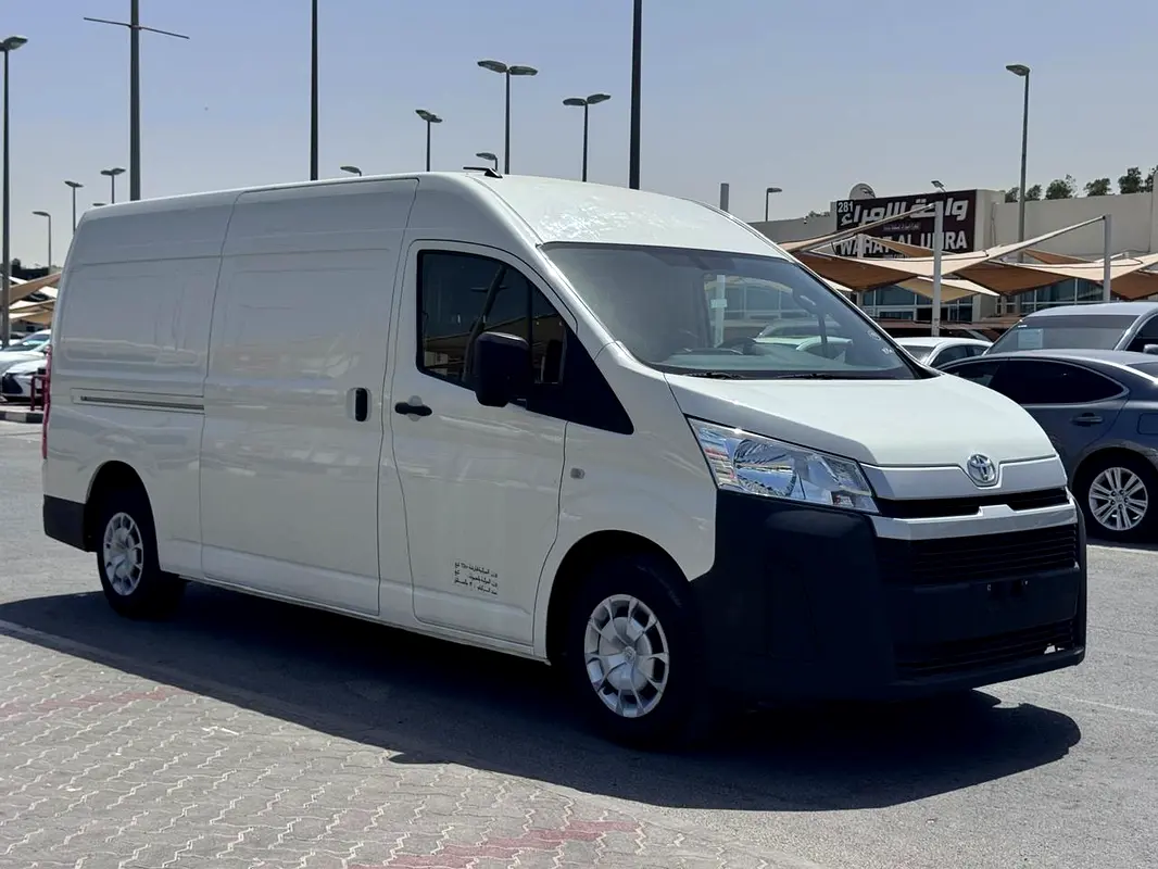 Toyota Hiace 2022 — photo 1 of 18