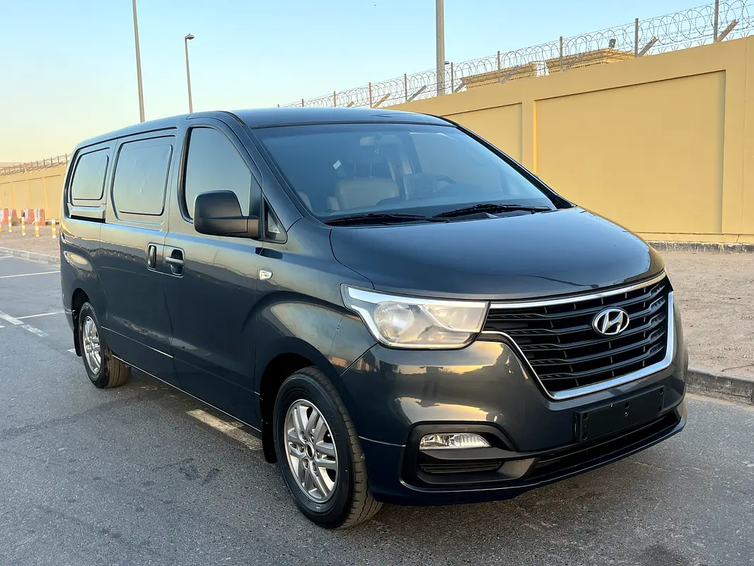 Hyundai H1 2019 — photo 1 of 16