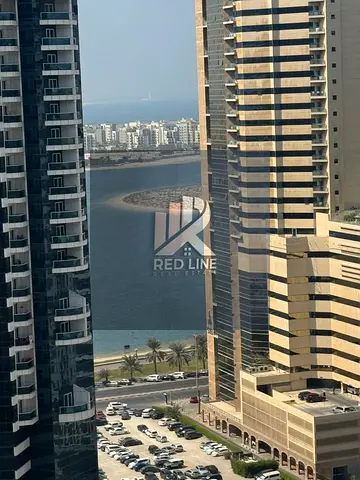 متاح من اليوم ✨ شقة فاخرة مفروشة فرش فندقي بمنطقة التعاون الشارقة، تتكون من غرفتين و2 صالة مع 2 بلكونة وإطلالة بحرية رائعة من دور عالٍ مرتفع. تضم 3 حم