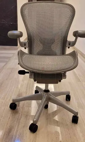 Im selling Herman Miller Areon classic chair size B size and C full loaded available