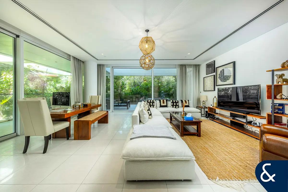 Exclusive | 2 Bed | VOT | Upgraded Floors