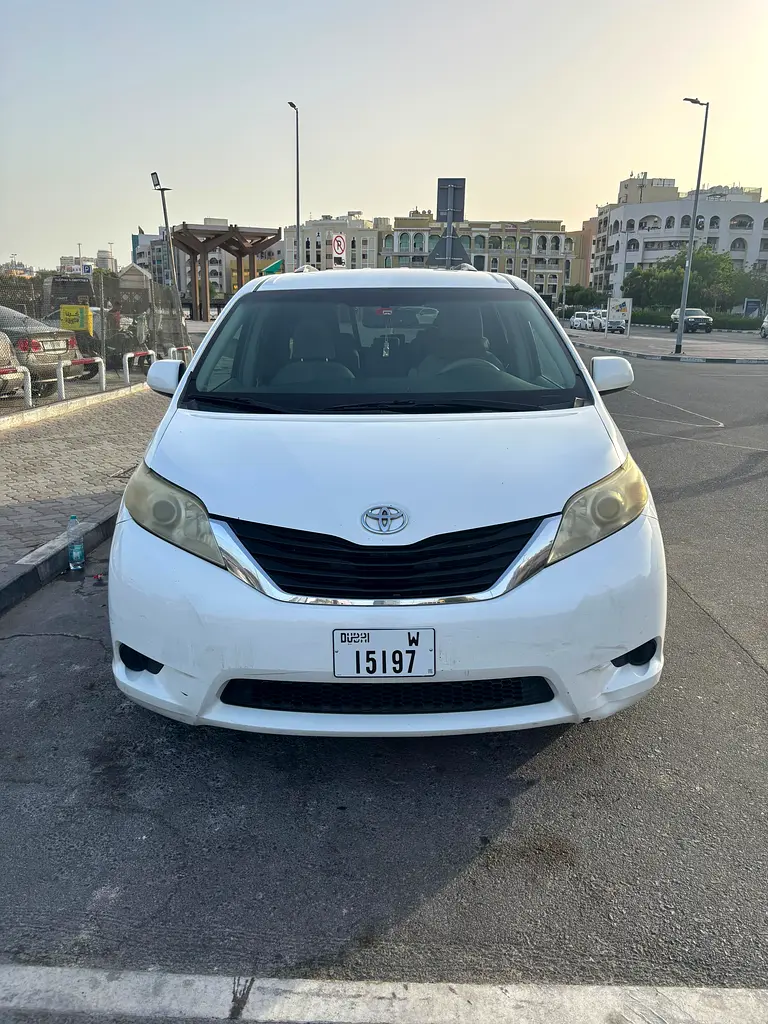 Toyota Sienna 2013 — photo 1 of 11