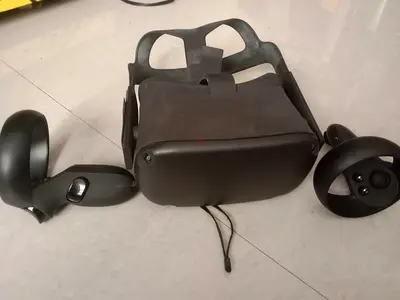 Used Oculus Quest VR Headset with Two Controllers (Good Condition)