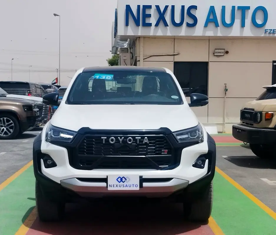 Toyota Hilux 2025 — photo 1 of 8