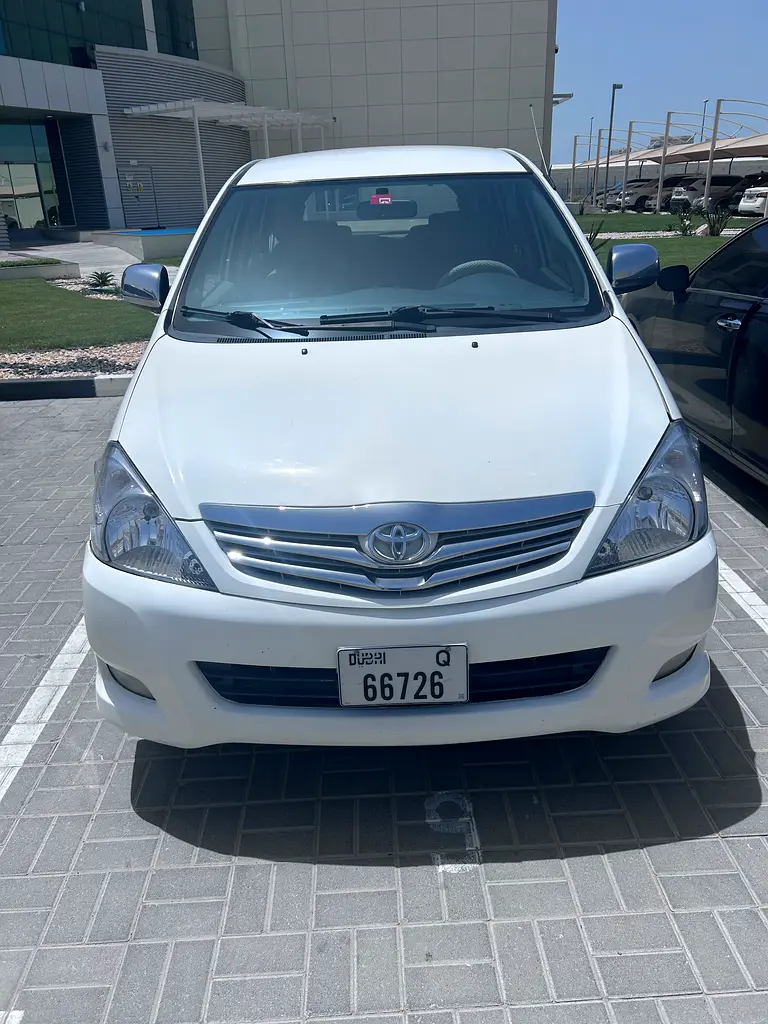 Toyota Innova 2010 — photo 1 of 6