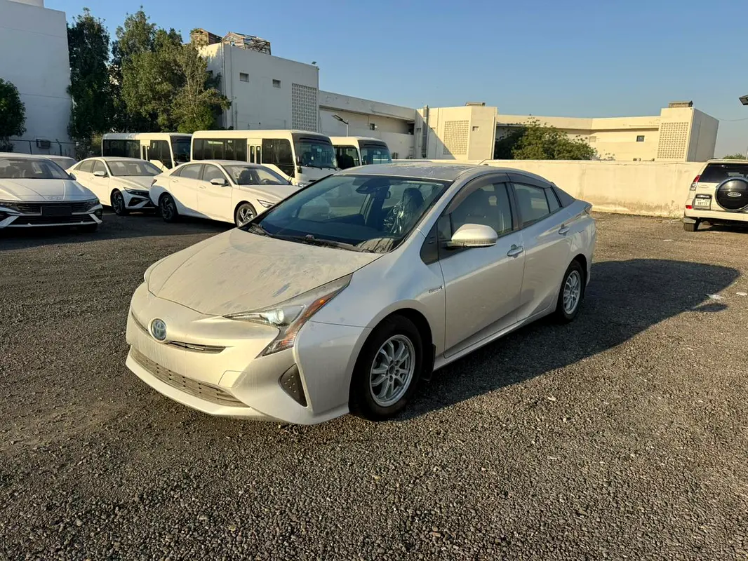 Toyota Prius 2017 — photo 1 of 13