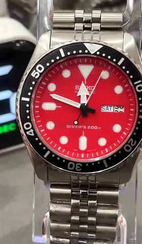 Seiko Skx mode. Diver-style Mens Watch with Red Dial, Stainless Steel Bracelet