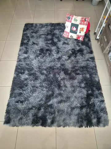 Gray shaggy plush rug - soft high-pile carpet (like new)