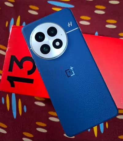 Oneplus 13 256GB with accessories, box and more.