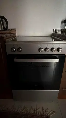 Used freestanding electric oven with 4-burner hob - good working condition