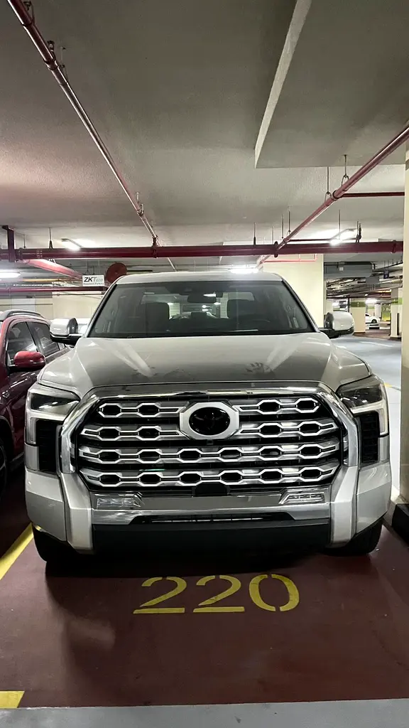 Toyota Tundra 2022 — photo 1 of 8