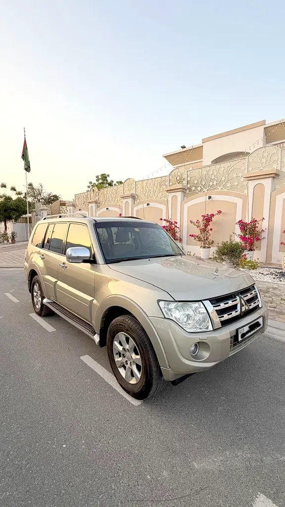Mitsubishi Pajero 2014 — photo 1 of 18