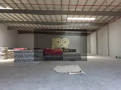 Spacious area with a practical design suitable for various industrial and storage activities. Electr