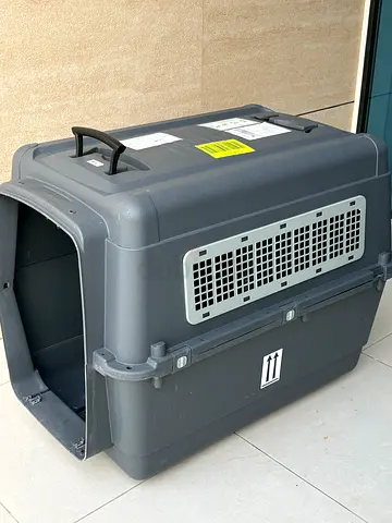 Large hard-shell pet carrier / kennel, good condition