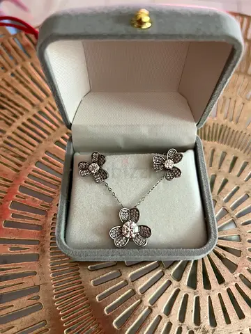 Silver set of clovers pendant necklace with matching earrings (set) in gift box with moussanites
