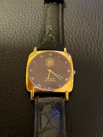 Vintage Classic Gold-Tone Mens Dress Watch with Black Leather Strap