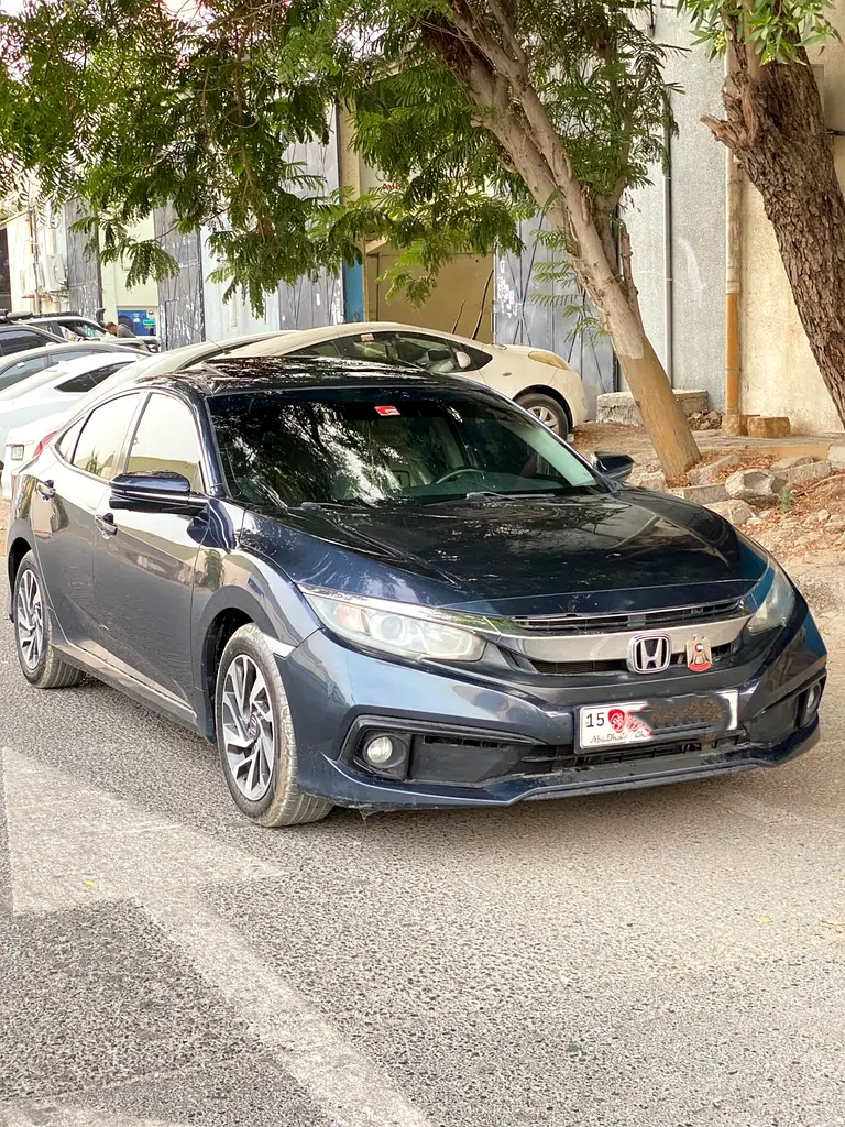 Honda Civic 2019 — photo 1 of 20