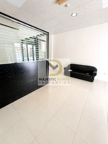 Fitted Street-Facing Shop | L-06 Greece Cluster