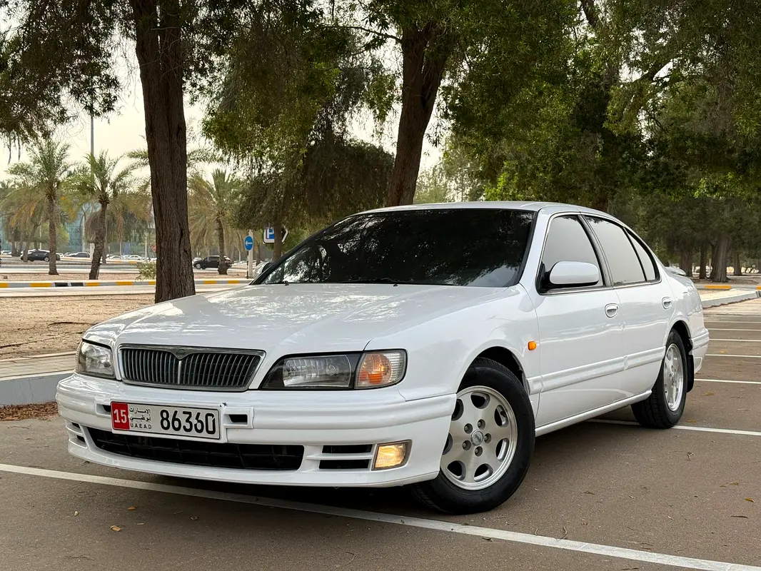 Nissan Maxima 1998 — photo 1 of 20