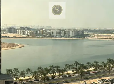 موقع حيوي قريب البحر ودبي وخدمات متكاملة