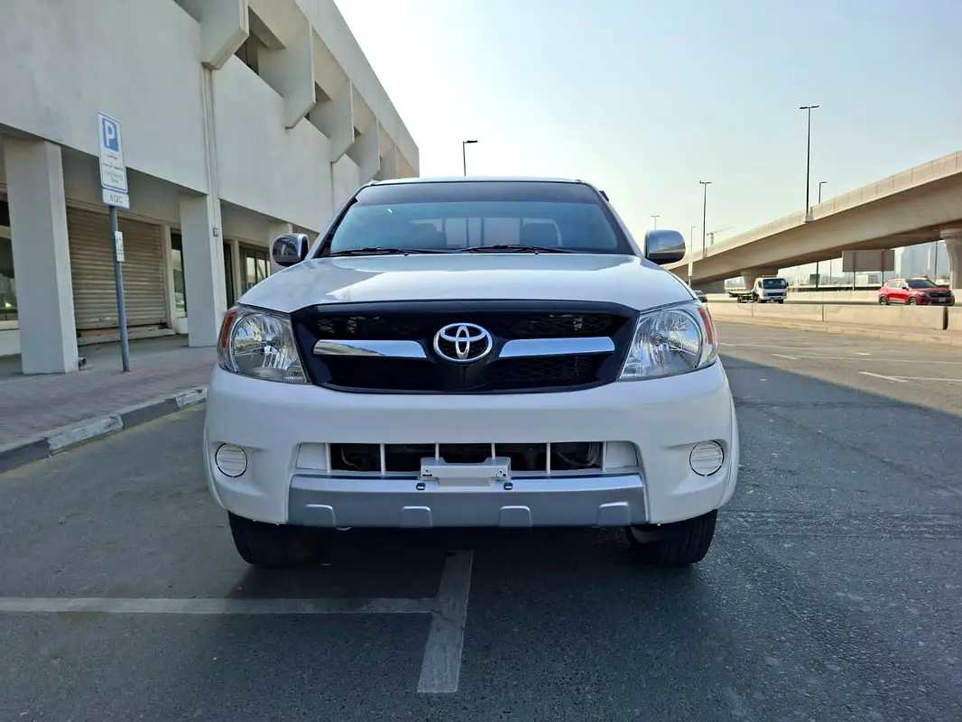 Toyota Hilux 2008 — photo 1 of 7
