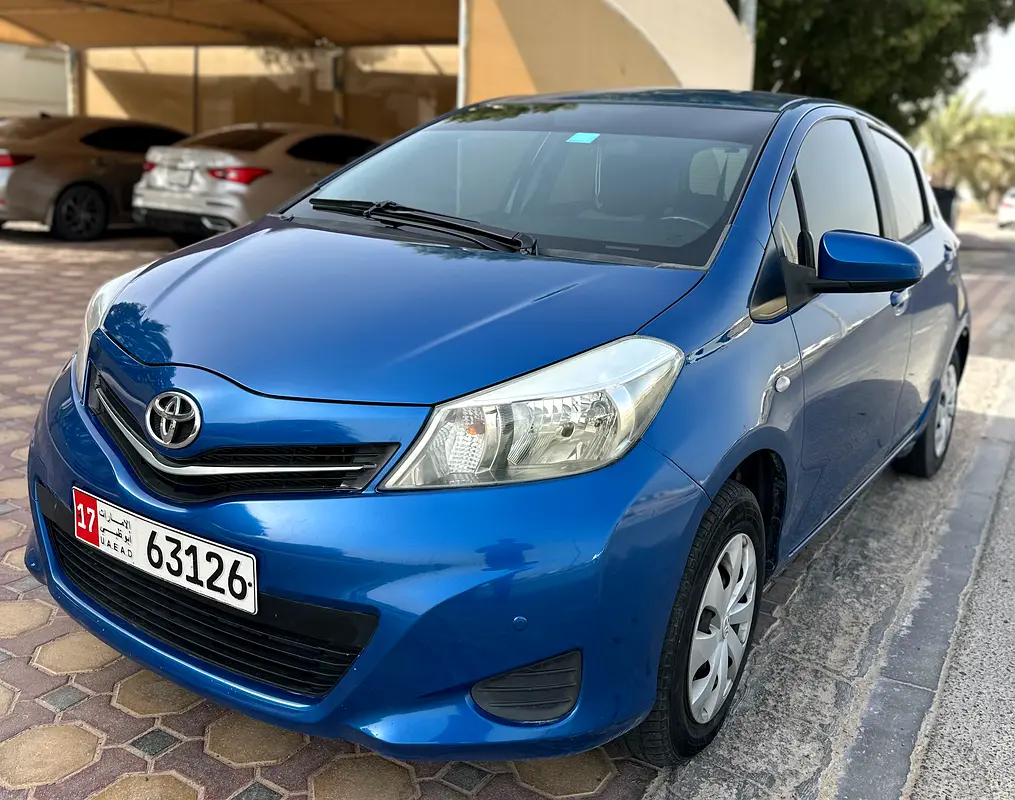 Toyota Yaris 2012 — photo 1 of 7