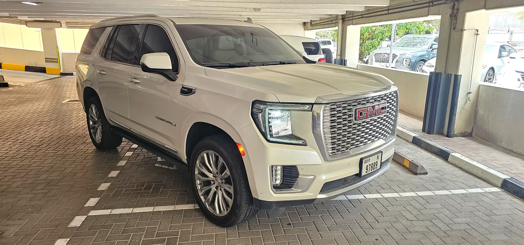 GMC Yukon 2022 — photo 1 of 16