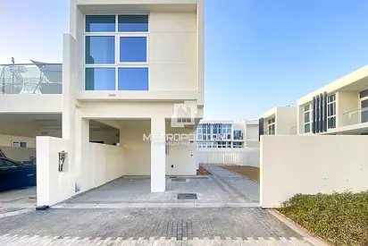 End Corner | Closed Kitchen | Prime Location