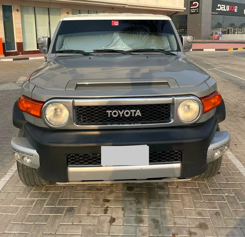 Toyota FJ Cruiser 2014 — photo 1 of 10