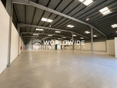 مستودع رئيسي مع سكن للعمال | مستودع بمساحة 30,000 قدم مربع في الطابق الأرضي | طاقة 150 كيلوواط | إيجار 1.3 مليون درهم إماراتي | منطقة صناعية جديدة