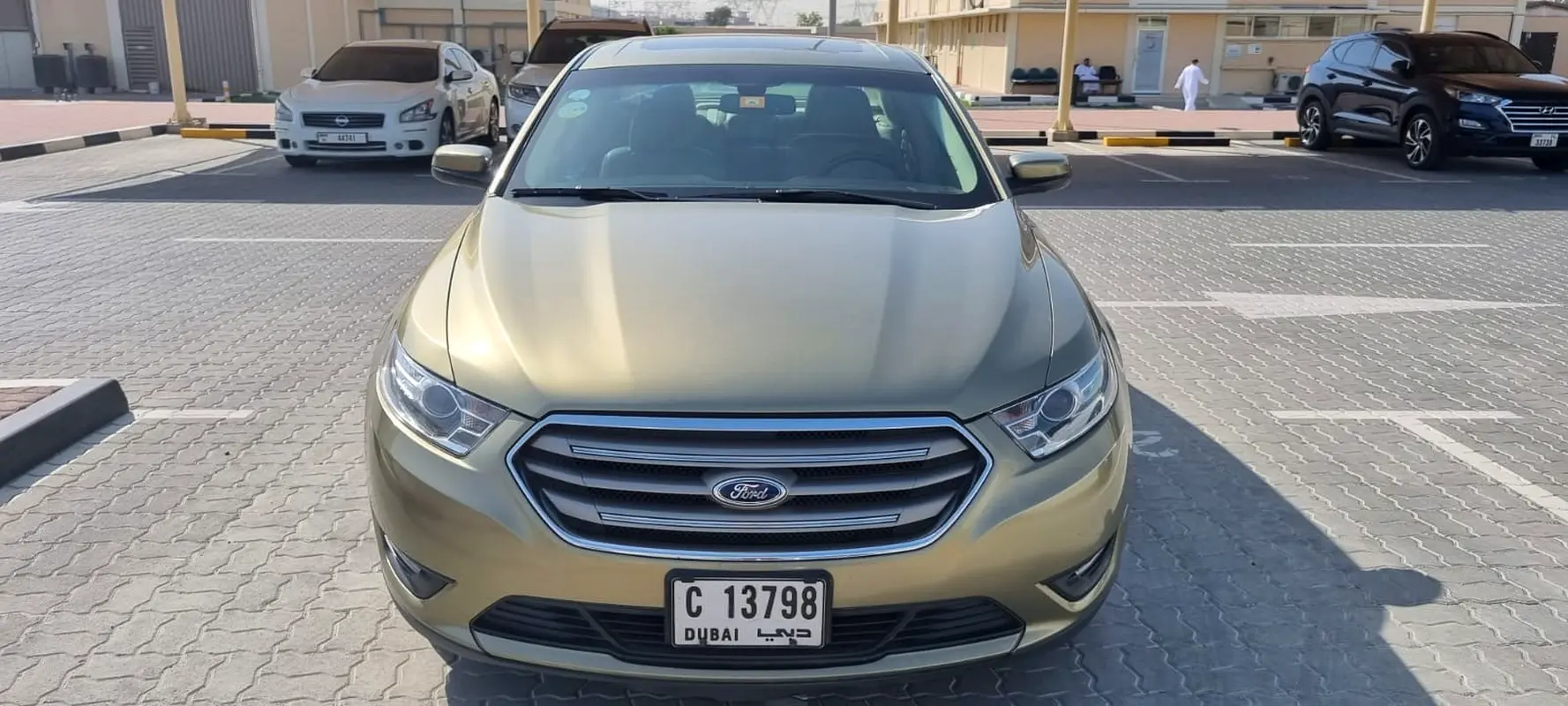 Ford Taurus 2013 — photo 1 of 13