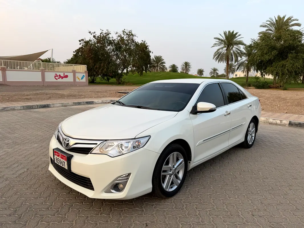 Toyota Camry 2014 — photo 1 of 19
