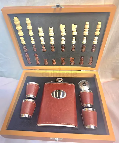 Brand new Majestic rosewood chessboard with flask and 4 glass set for sale.