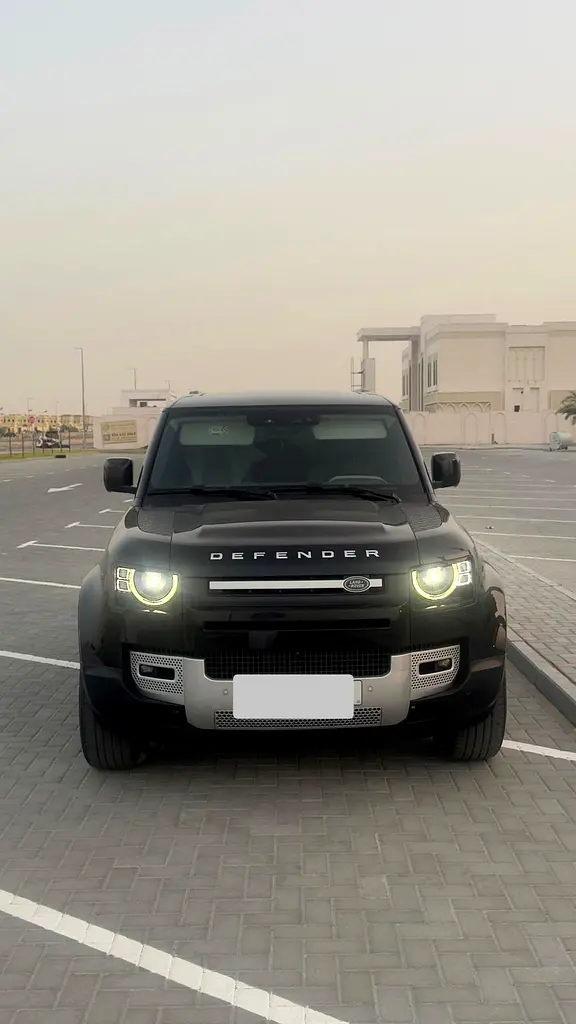 Land Rover Defender 2023 — photo 1 of 9