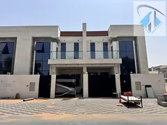 Townhouse for sale at an excellent, negotiable price. It has a large courtyard. Freehold for all nat
