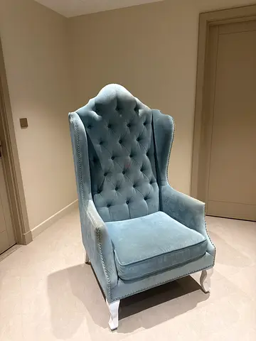Baby blue king armchair with tufted back