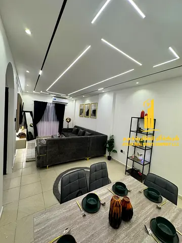 شقة فاخره اول ساكن غرفتين وصالة مع بلكونه .عجمان الروضه 3. مفروشه بالكامل. للإيجار الشهري. الايجار يشمل الفواتير والإنترنت