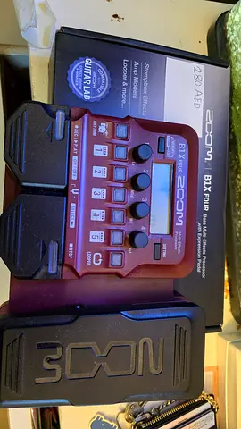 Zoom B1X FOUR (Bass Multi-Effects Processor with Expression Pedal)