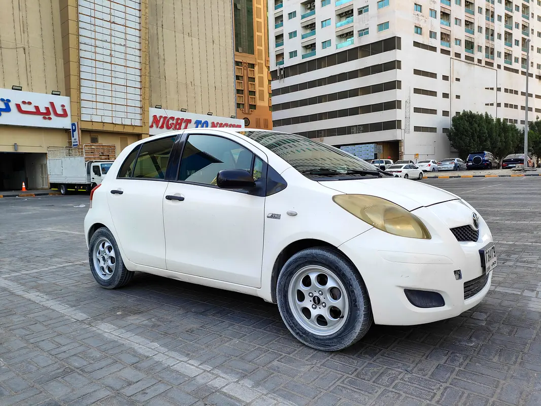 Toyota Yaris 2009 — photo 1 of 9