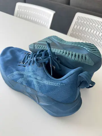 Mens blue athletic running shoes - lightly used, size US 8