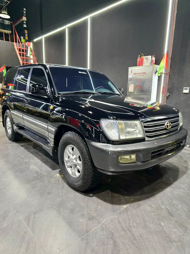 Toyota Land Cruiser 2004 — photo 1 of 17