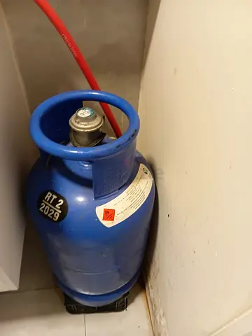 Single Blue LPG Gas Cylinder with Hose - Good Working Condition