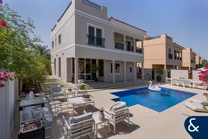 Upgraded Villa | 5 Beds| Opposite Park | VOT