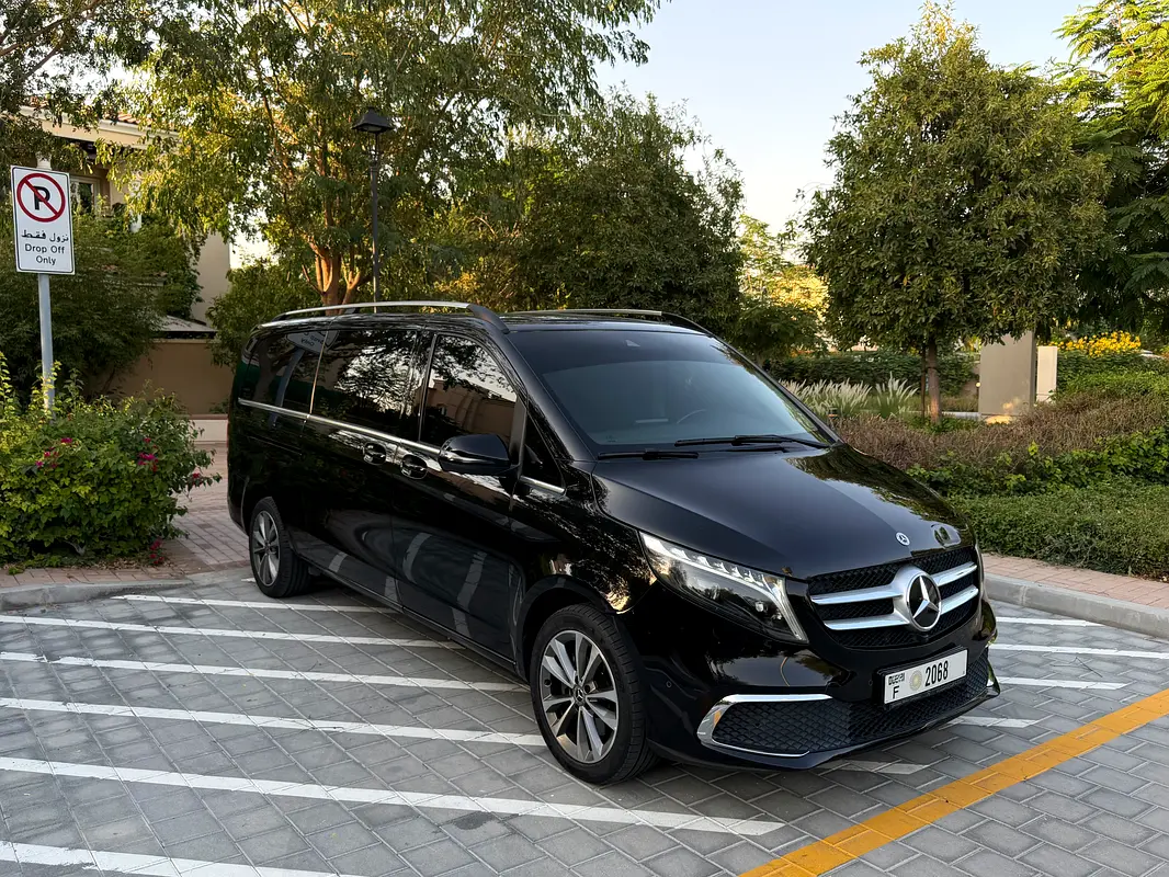 Mercedes-Benz V-Class 2023 — photo 1 of 12