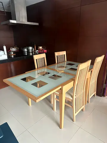 Extendable Light wood dining table with 4 chairs - glass insets