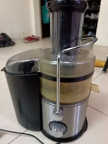 Compact Electric Juice Extractor / Juicer (used)