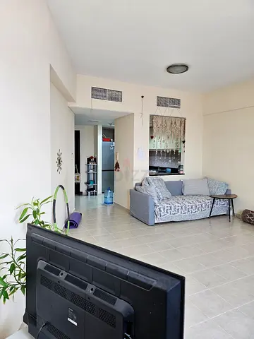 short-medium term spacious room in 1-bed apartment
