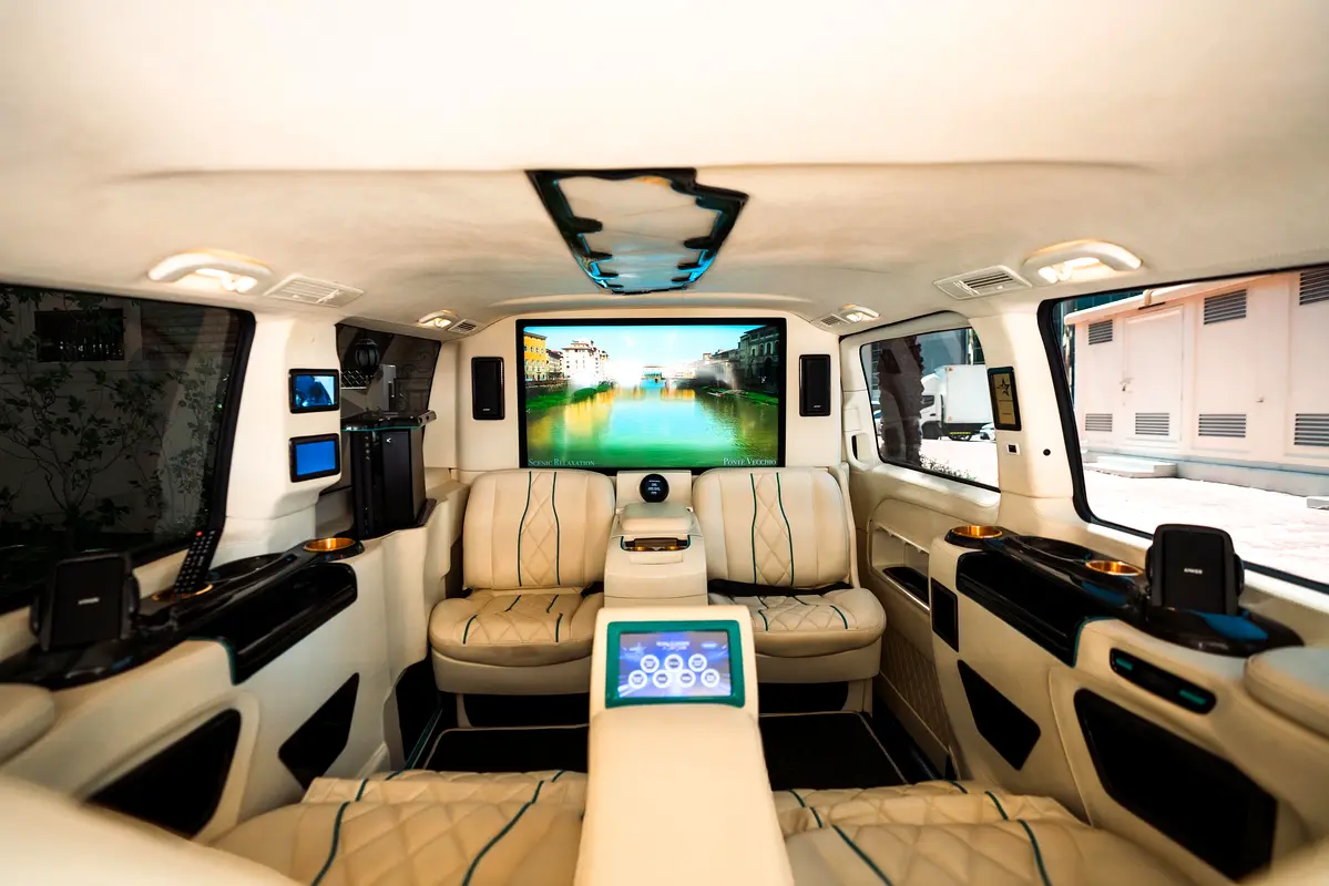 Mercedes-Benz V-Class 2018 — photo 1 of 18