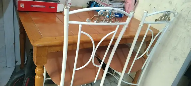 Table with 2 chairs
