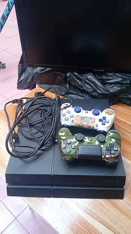 Ps4 Fat with 2 controlers